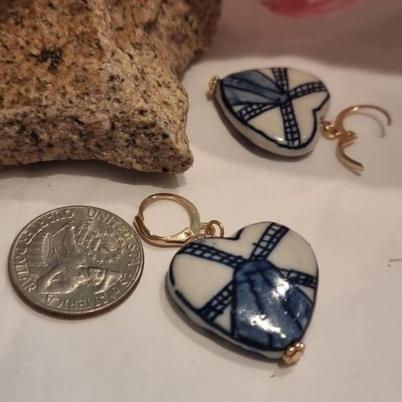 New FREE PEOPLE ceramic heart charm vintage style earrings - Picture 4 of 6